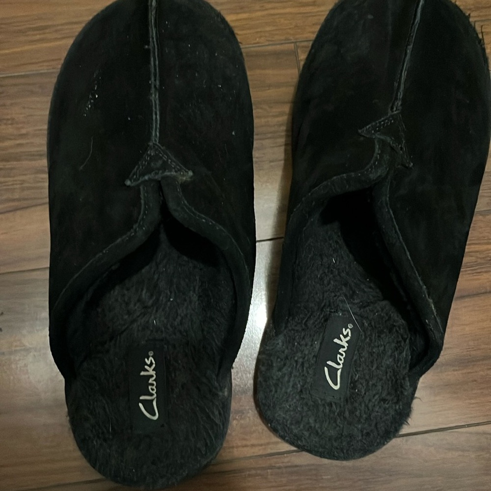 Men’s Clark’s slippers size 9